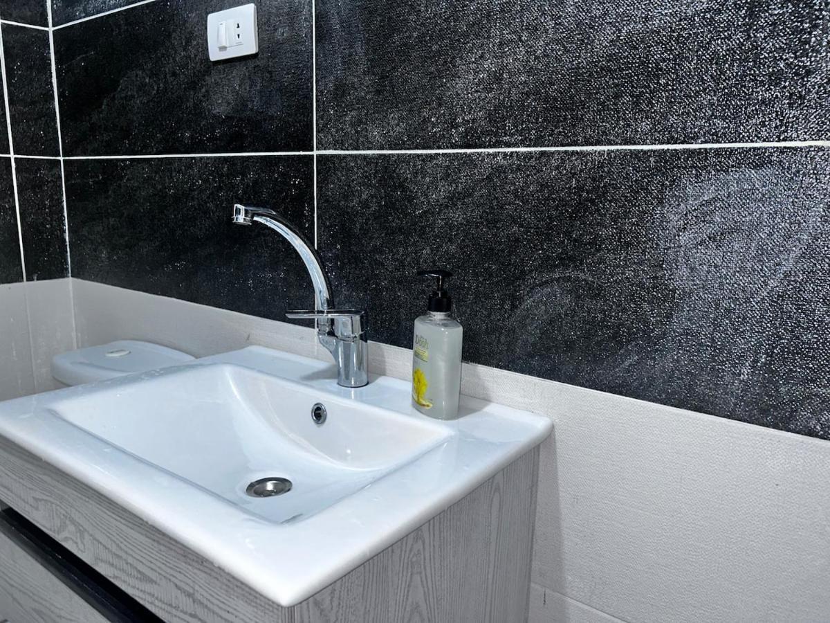 Stylish 2br, Near Downtown Apartment *
